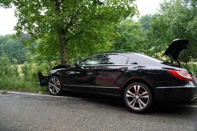 PKW gegen Baum geprallt in Ehningen